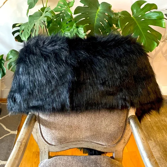 Black faux fur shawl - Picture 3 of 4